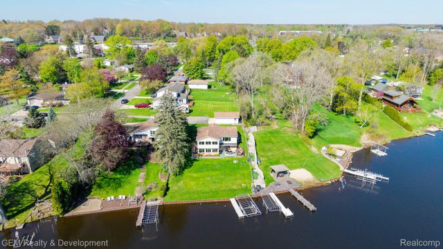 8081 Granada Avenue, Brighton Township, MI 48114
