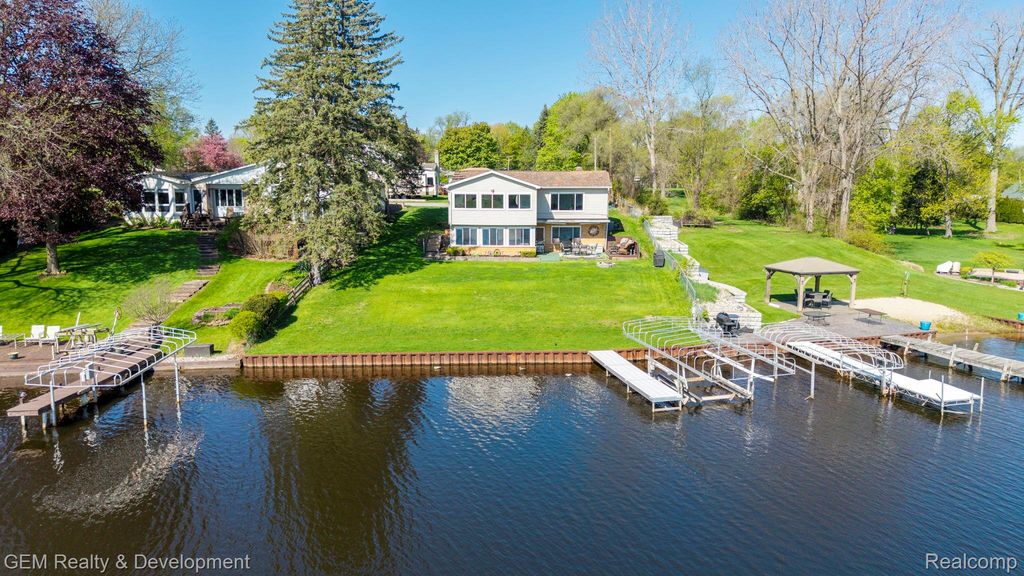 8081 Granada Avenue, Brighton Township, MI 48114