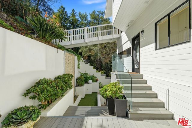 2350 Benedict Canyon Drive, Beverly Hills, CA 90210