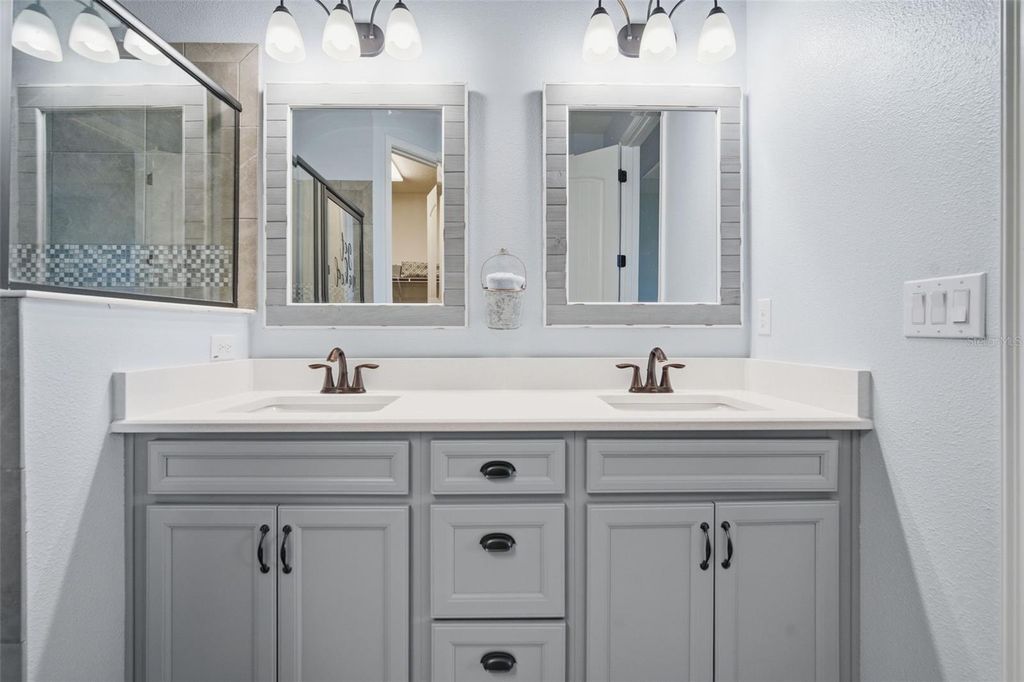 Image 21 of property listing at 12926 SATIN LILY DRIVE, Riverview, FL 33579