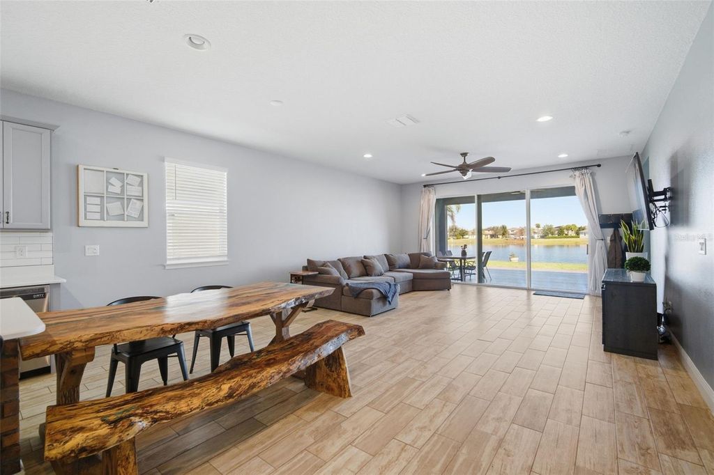 Image 5 of property listing at 12926 SATIN LILY DRIVE, Riverview, FL 33579