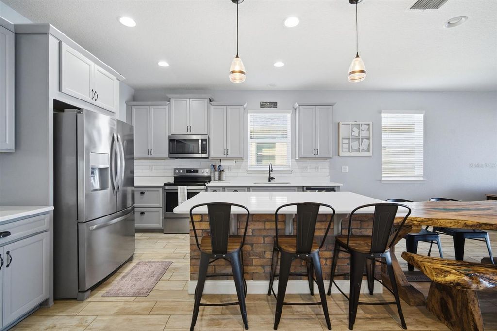 Image 6 of property listing at 12926 SATIN LILY DRIVE, Riverview, FL 33579