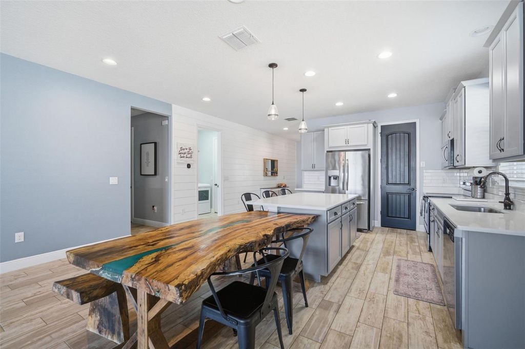 Image 7 of property listing at 12926 SATIN LILY DRIVE, Riverview, FL 33579