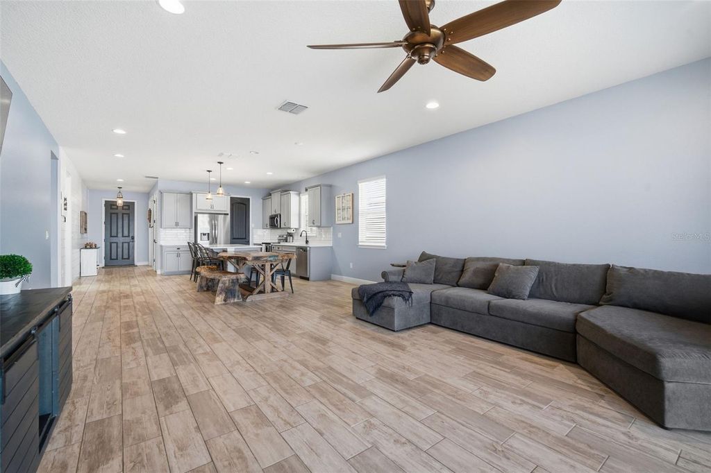 Image 9 of property listing at 12926 SATIN LILY DRIVE, Riverview, FL 33579