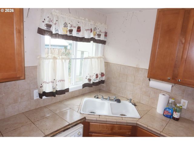 138 MAPLE Blvd, Wood Village, OR 97060