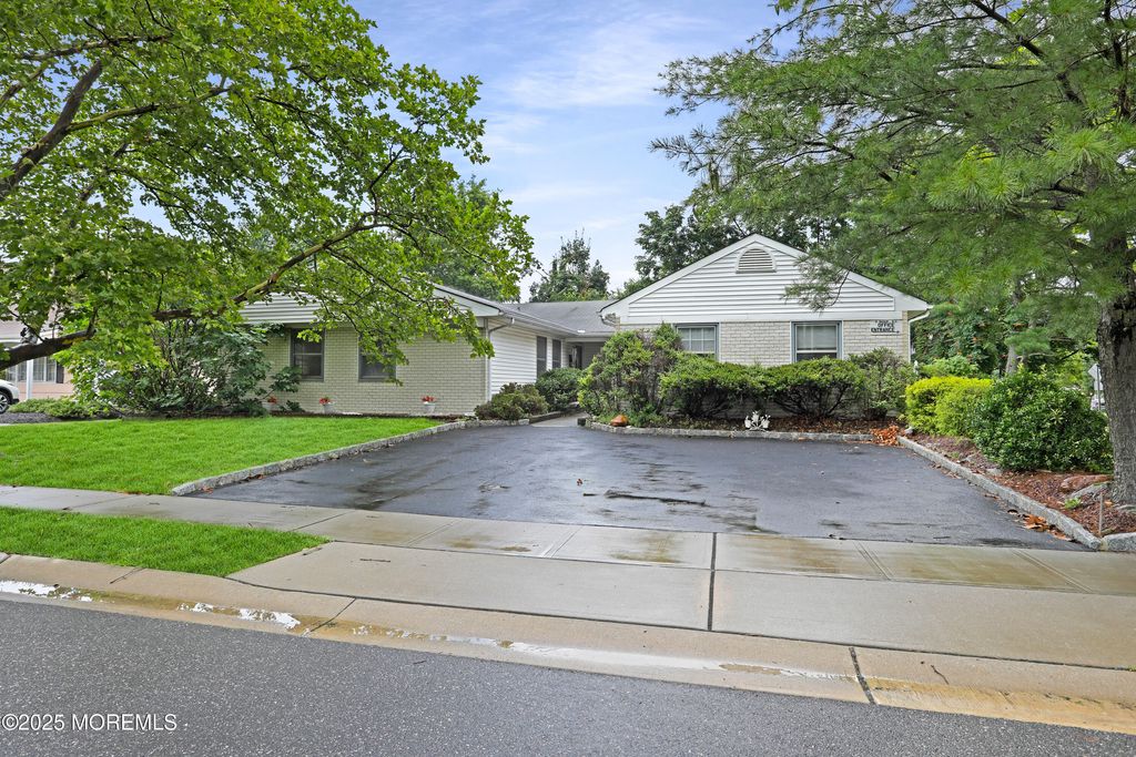 4 Dawn Way, Aberdeen, NJ 07747