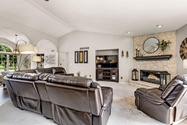 618 Two Rivers DRIVE, Mukwonago, WI 53149