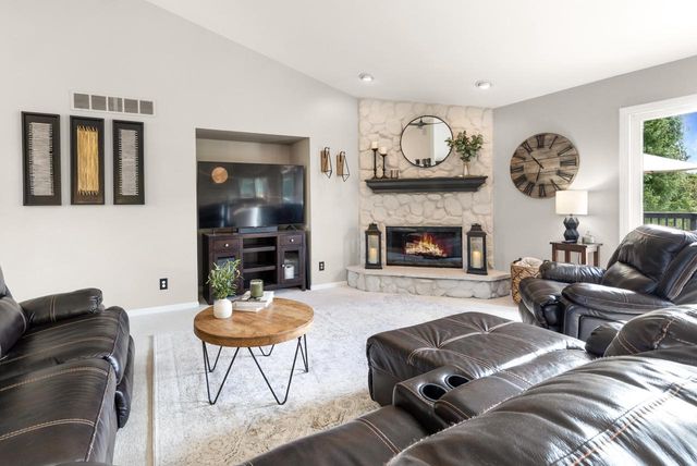 618 Two Rivers DRIVE, Mukwonago, WI 53149