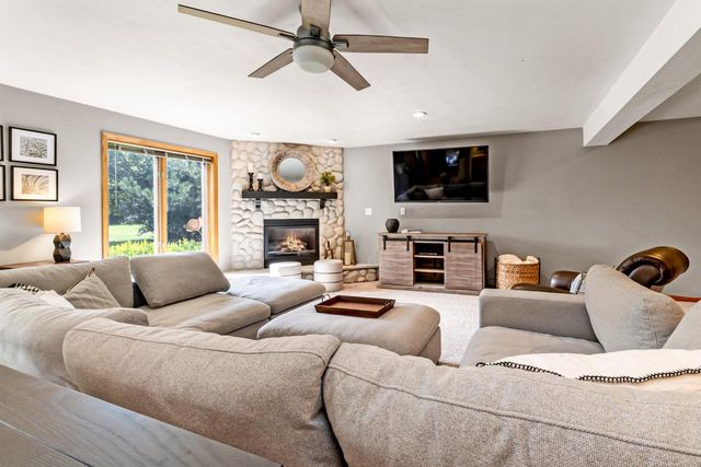 618 Two Rivers DRIVE, Mukwonago, WI 53149