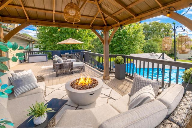 618 Two Rivers DRIVE, Mukwonago, WI 53149