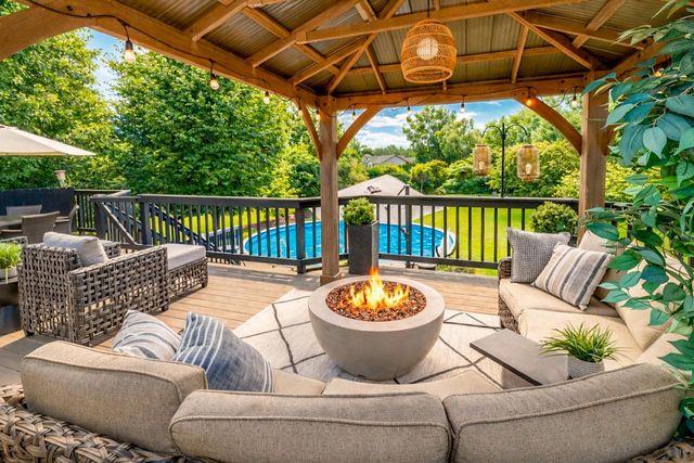 618 Two Rivers DRIVE, Mukwonago, WI 53149