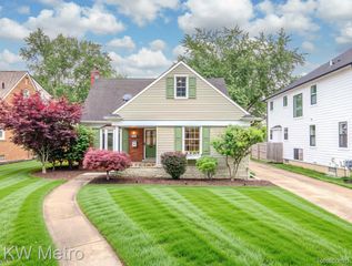 2120 VINSETTA Boulevard, Royal Oak, MI 48073