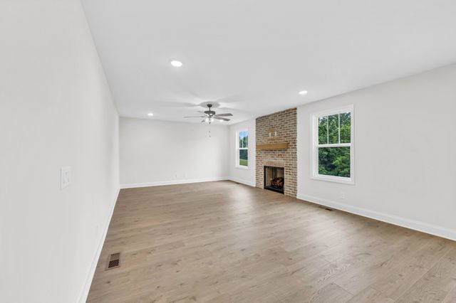 965 Palmyra Rd, Clarksville, TN 37040