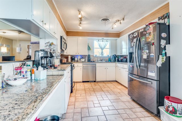 305 Cedar Creek Court, Fort Worth, TX 76103