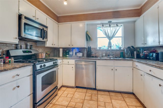 305 Cedar Creek Court, Fort Worth, TX 76103