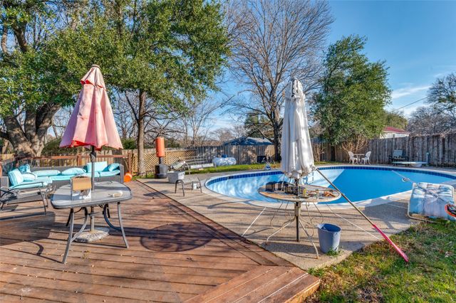 305 Cedar Creek Court, Fort Worth, TX 76103