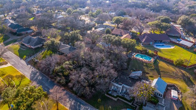 305 Cedar Creek Court, Fort Worth, TX 76103