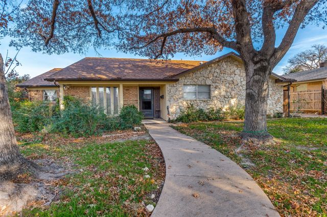 305 Cedar Creek Court, Fort Worth, TX 76103