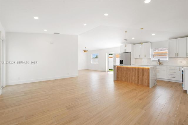 102 SW 13th Ave, Delray Beach, FL 33444