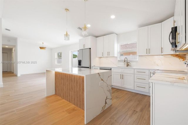 102 SW 13th Ave, Delray Beach, FL 33444