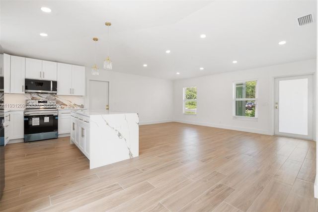 102 SW 13th Ave, Delray Beach, FL 33444