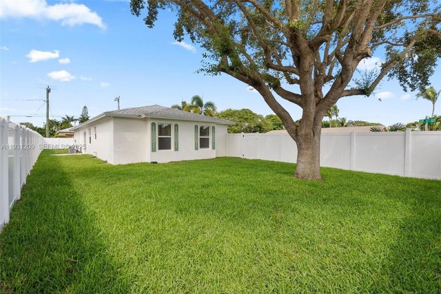 102 SW 13th Ave, Delray Beach, FL 33444