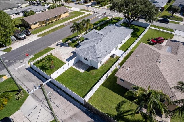 102 SW 13th Ave, Delray Beach, FL 33444