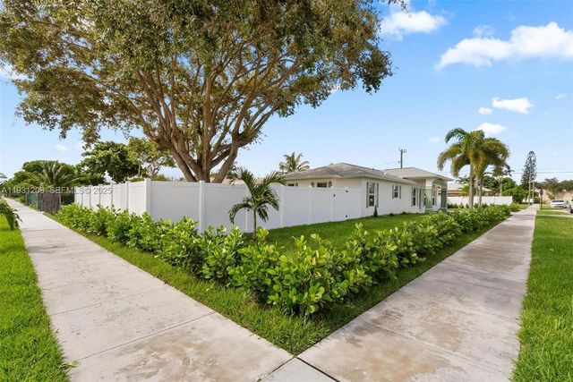 102 SW 13th Ave, Delray Beach, FL 33444