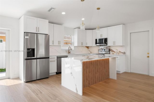 102 SW 13th Ave, Delray Beach, FL 33444