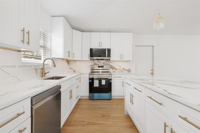 102 SW 13th Ave, Delray Beach, FL 33444