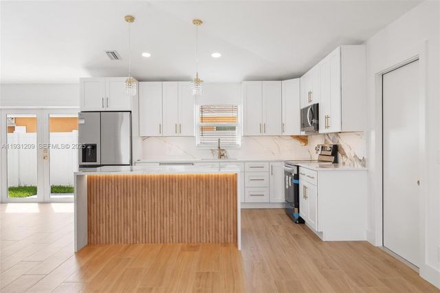 102 SW 13th Ave, Delray Beach, FL 33444