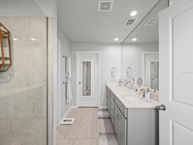 19421 BLUE POND DRIVE, Lutz, FL 33558