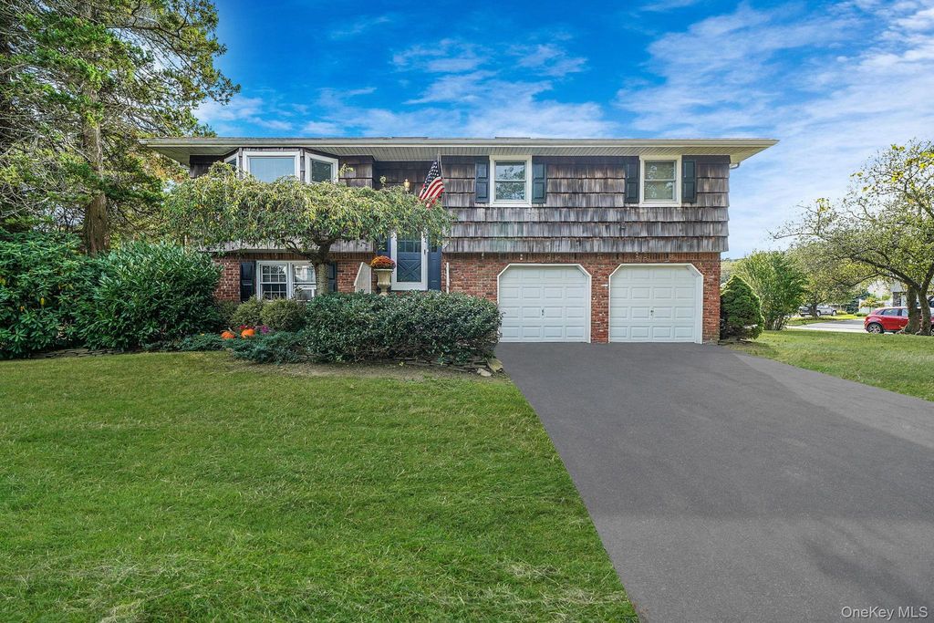6 Stuyvesant Road, Oakdale, NY 11769