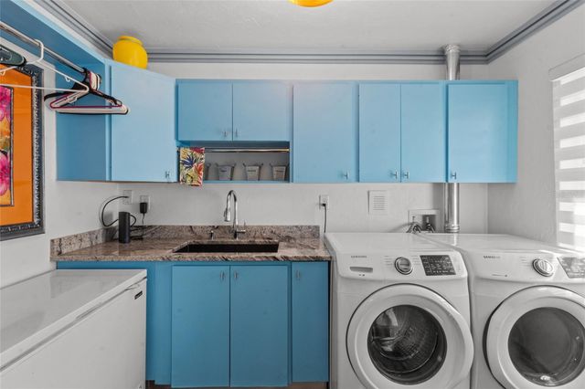 11 1ST STREET E, Nokomis, FL 34275