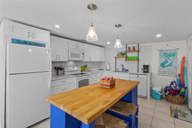 11 1ST STREET E, Nokomis, FL 34275