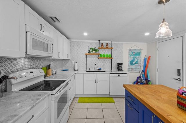 11 1ST STREET E, Nokomis, FL 34275