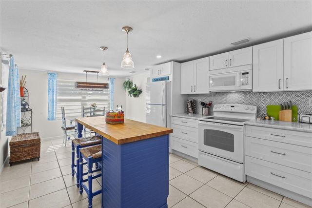 11 1ST STREET E, Nokomis, FL 34275