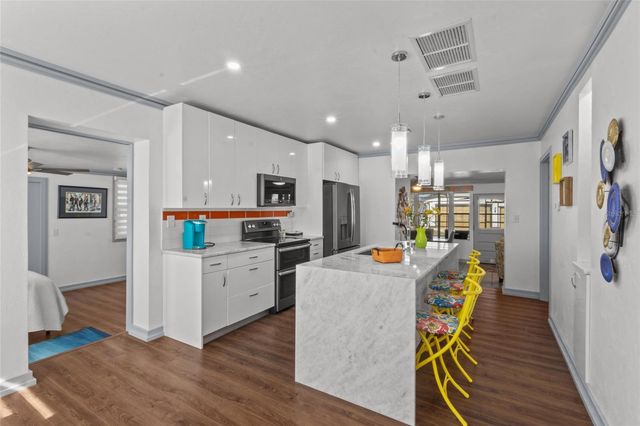 11 1ST STREET E, Nokomis, FL 34275