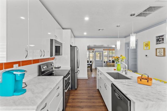 11 1ST STREET E, Nokomis, FL 34275