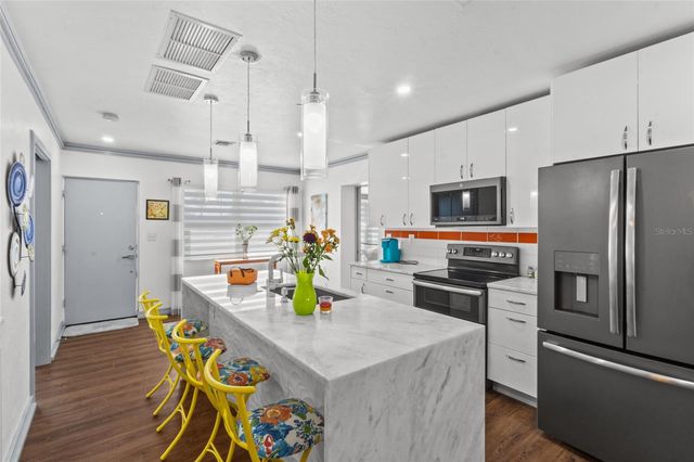 11 1ST STREET E, Nokomis, FL 34275