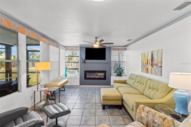 11 1ST STREET E, Nokomis, FL 34275