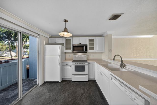 1100 E Jeffrey Street, Boca Raton, FL 33487