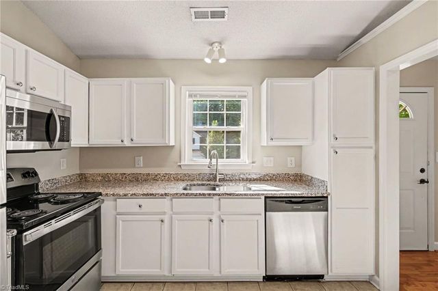1622 Hawkcrest Lane, Winston-salem, NC 27127