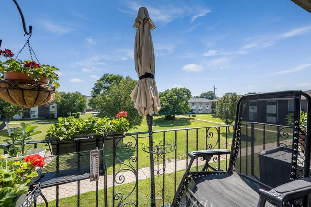 8808 N Leslie Lane 2F, Des Plaines, IL 60016