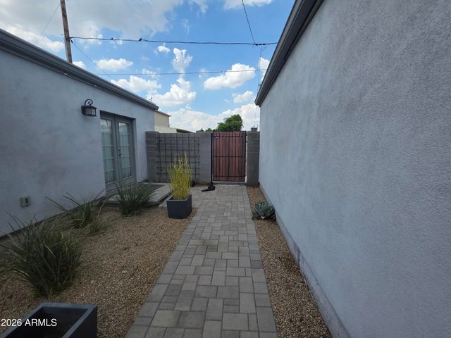 1812 E WHITTON Avenue, Phoenix, AZ 85016