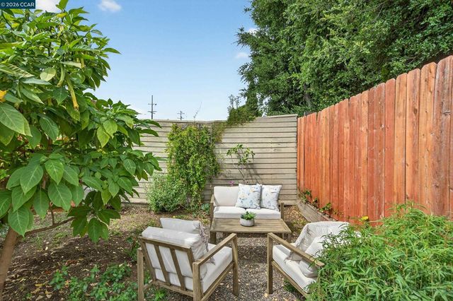 3236 Bona St, Oakland, CA 94601