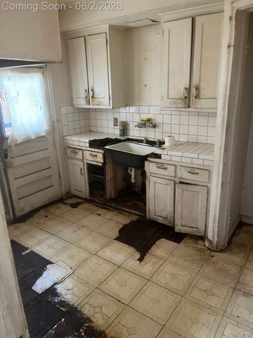 12664 Kelly Road, Detroit, MI 48224
