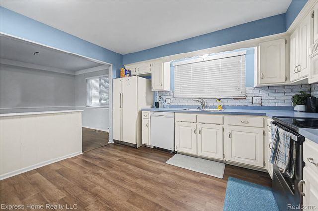 30121 Woodhouse Drive, Warren, MI 48092