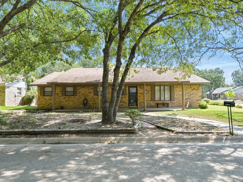 2 Brookhollow Circle, Gainesville, TX 76240