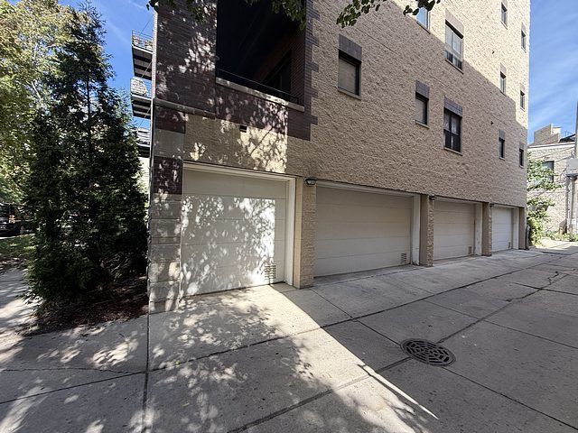 2835 N Lakewood Avenue P10P19, Chicago, IL 60657